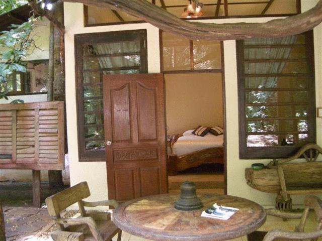 Momchailai Forest Retreat Kanchanaburi Phòng bức ảnh